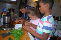Kinder lernen von und mit Kindern im Ferienlager Magdeburg für Kinder von 7 bis 13 Jahren.